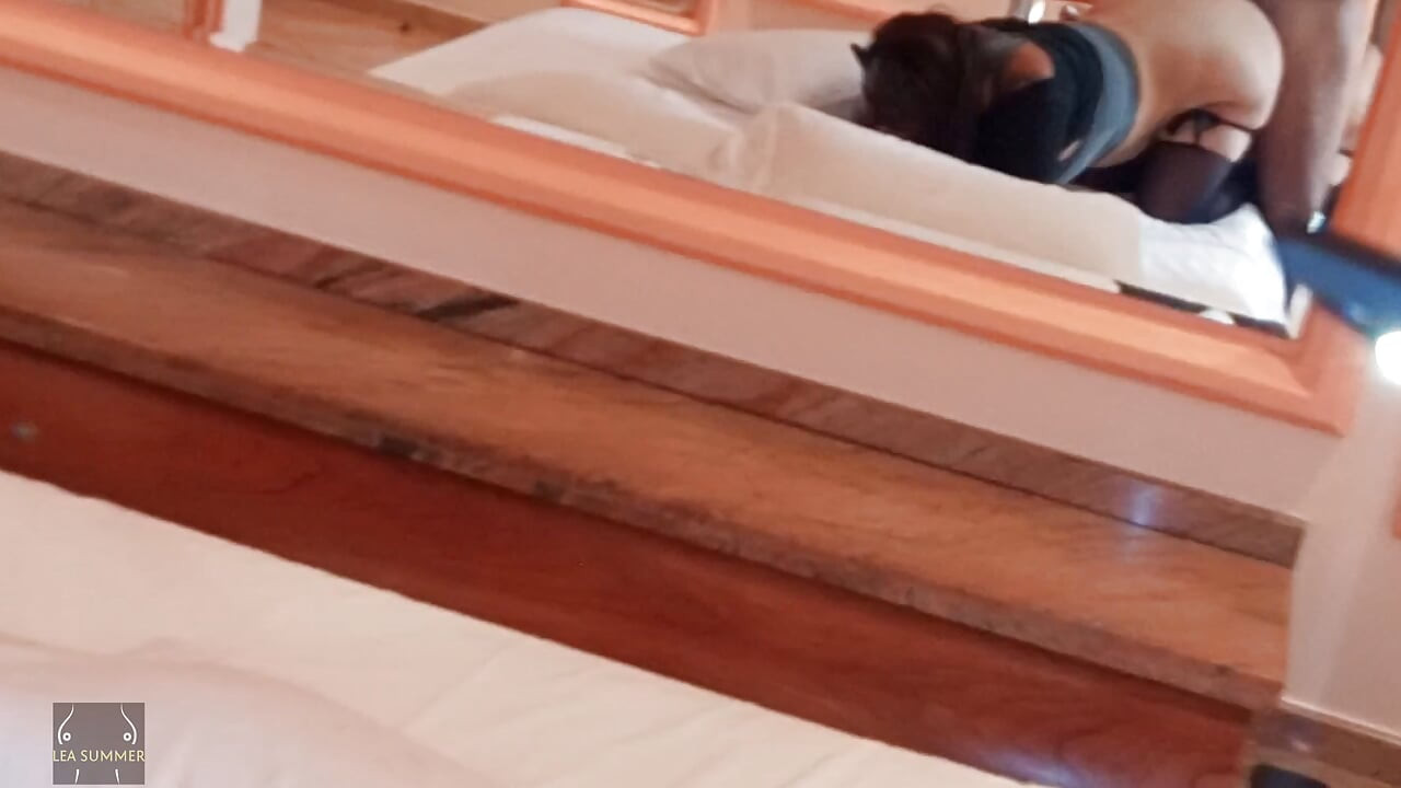 O iubitoare de anal cu fundul mare se masturbează cu un plug în fața fiului vitreg, care o filmează cu smartphone-ul.
