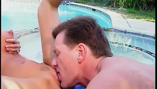 Fit-brocken liebt es, die enge fotze des schönen schätzchen am pool aus zu essen
