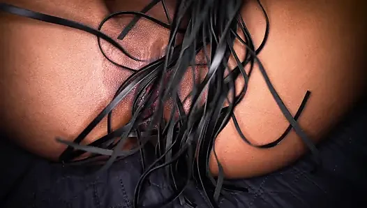 Seks bdsm lesbian yang intens: cewek domme rambut oranye melatih budak seks kulit hitam!