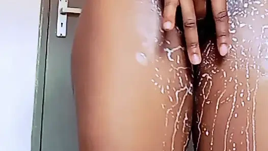 Gadis 18 tahun lagi asik masturbasi sendirian di rumah