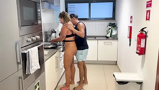 Aku melahap ibu tiriku yang nakal saat dia bikin aku makan malam