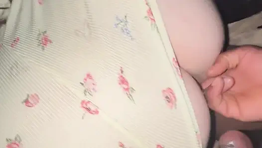 Wie ich zeige, tut mir leid vor meiner kurvigen, dicken ehefrau