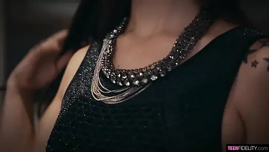 Lily Winters yarak için boşalıyor