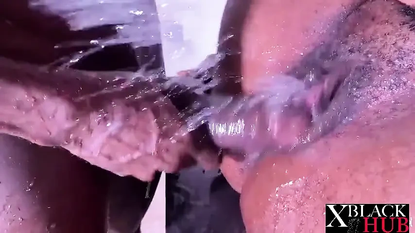 我狠狠地操她的阴户, 让下雨