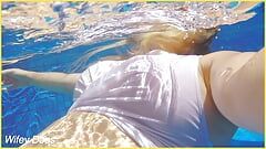 Kompilasi video istri kemeja basah terbaik - istri tanpa bra dan basah di kolam renang.