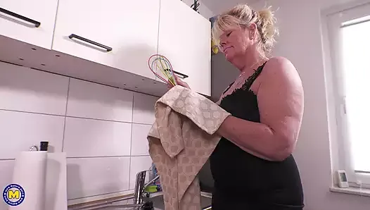 Une vraie maman mature se tape le cul et la chatte dans la cuisine