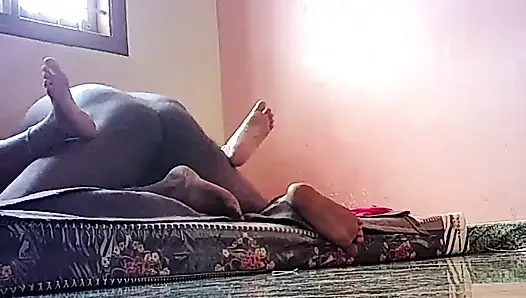 Üvey erkek kardeşim beni evde kimsesiz sikmek istiyor