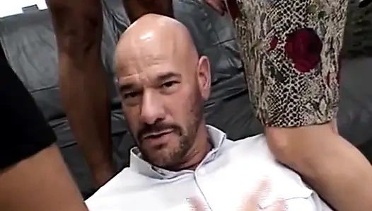 Sesi fetish kaki liar tante seksi rambut pirang ini dientot habis-habisan sampai mengerang keenakan