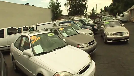 Зрелая блондинка и крошки-брюнетки пальцами до диких оргазмов