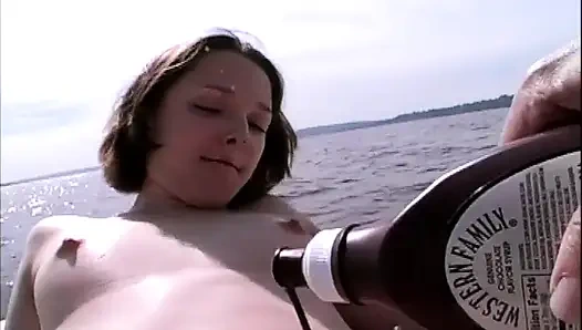 Винтажные шлюшки на лодке 90-х в горячем тройничке на улице