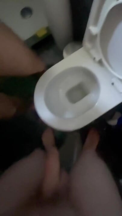 Des Garçons Amateur Pissent Ensemble En Se Tenant Mutuellement La Bite