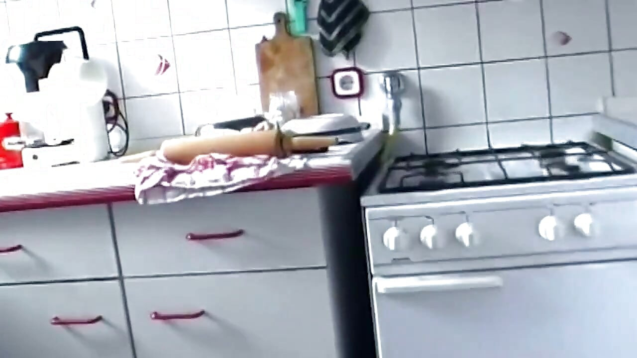 Μελαχρινή γαμιέται βαθιά με τον πλάστη