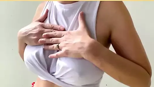 Сексуальную мокрую белую рубашку трахают шлангом в замедленной съемке