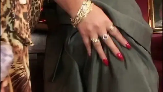 Tante sange ini dientot habis-habisan dan dicrot di toket besarnya sama kontol besar