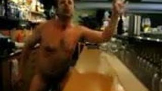 Déshabillage et éjaculation dans un bar (public)