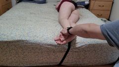 Adolescente esclava atada y pies cosquilleados, fetiche