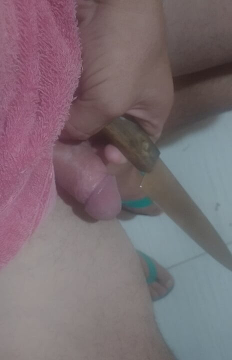 Depilando pelos pubianos com uma faca chata