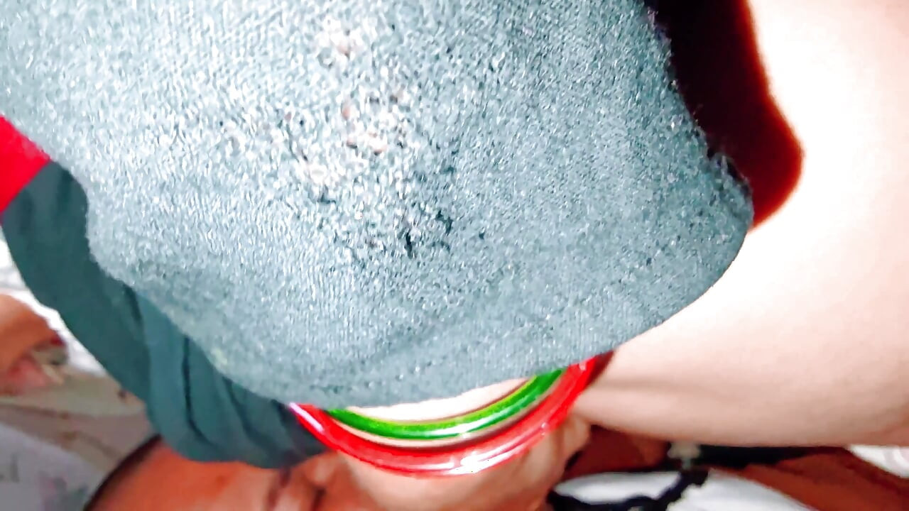 Heet meisje Ghode rijdt met vrouw
