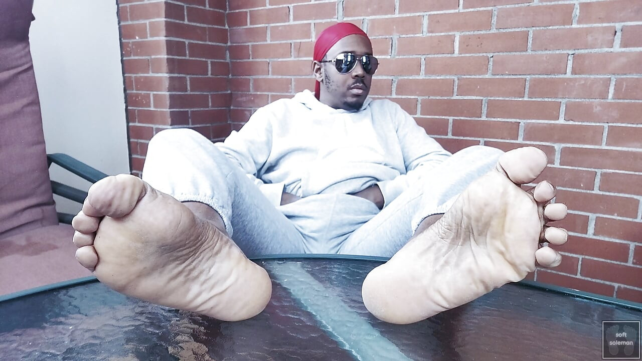 I touch myself, and I display my feet (2025)