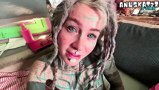 Тайный домашний грязный минет, трахнутый в глотку, заканчивается глубоким кримпаем