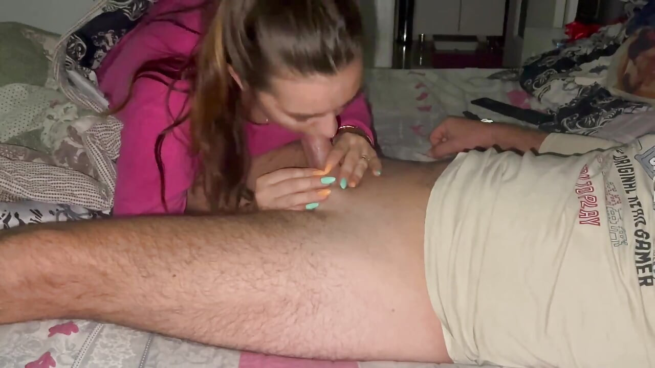 Blowjob pagi-pagi dan crot di mulut. Nyepong kontol sampai tenggrokan
