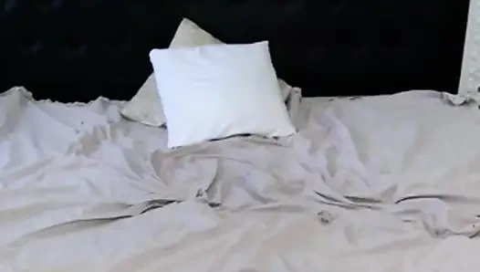 Пробую одежду моей мачехи и начиняю мою киску ее трусиками