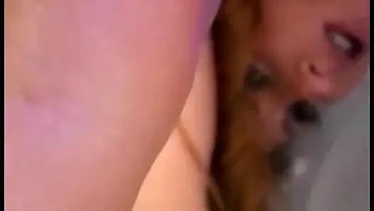 Adam banyoda oral seks yapıyor ve değersiz fahişeyi parmaklıyor