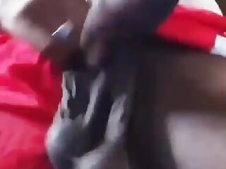 Hombre africano se masturba la polla anaconda