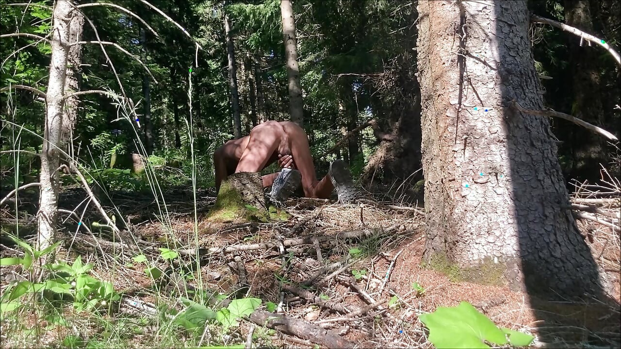 Showing your ass naked next to the street ...