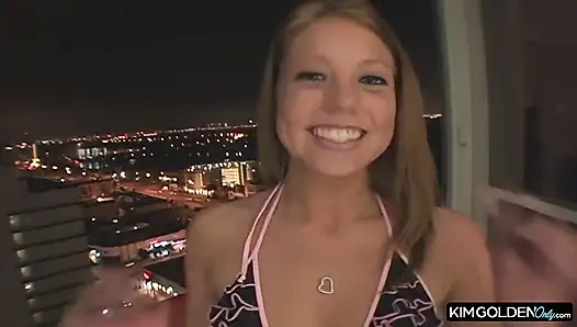 Blonde Schoenheit strippt und geniesst harten Sex