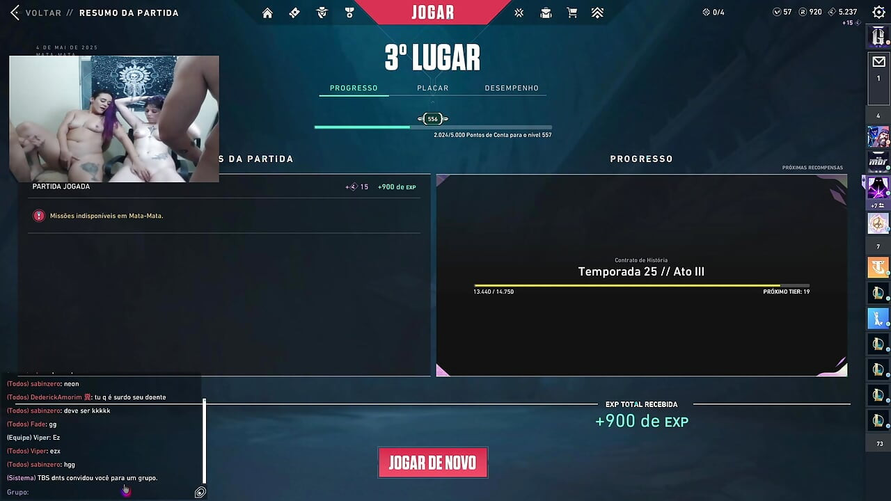 Oynuyor, onları sikiyorum