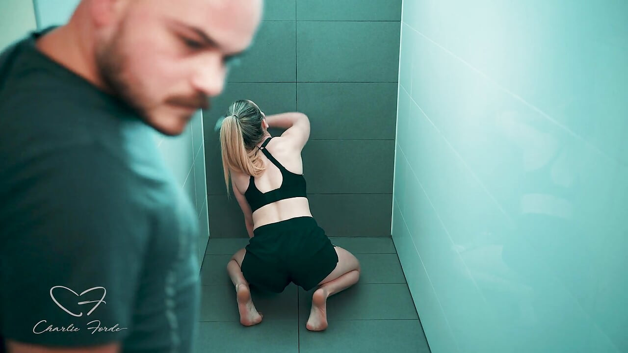 Charlie Forde, Woody Alyx, Violet Devine ile belden bağlamalı