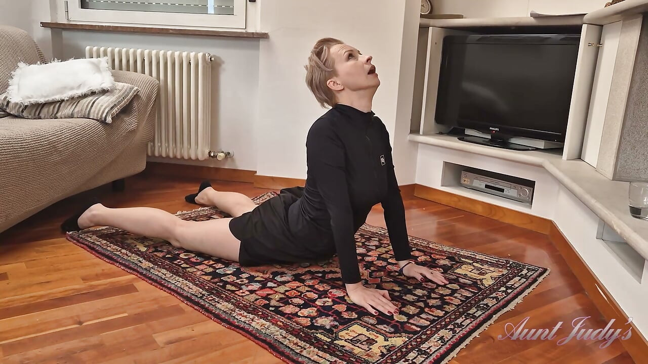 Грудастая милфа Wanilianna становится горячей и возбужденной во время ее тренировки в любительском видео