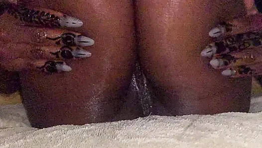 Cewek semok kulit hitam dengan tubuh aduhai lagi asik memijat pahanya yang berlumur minyak dan ngentot memeknya dengan perlahan - close up