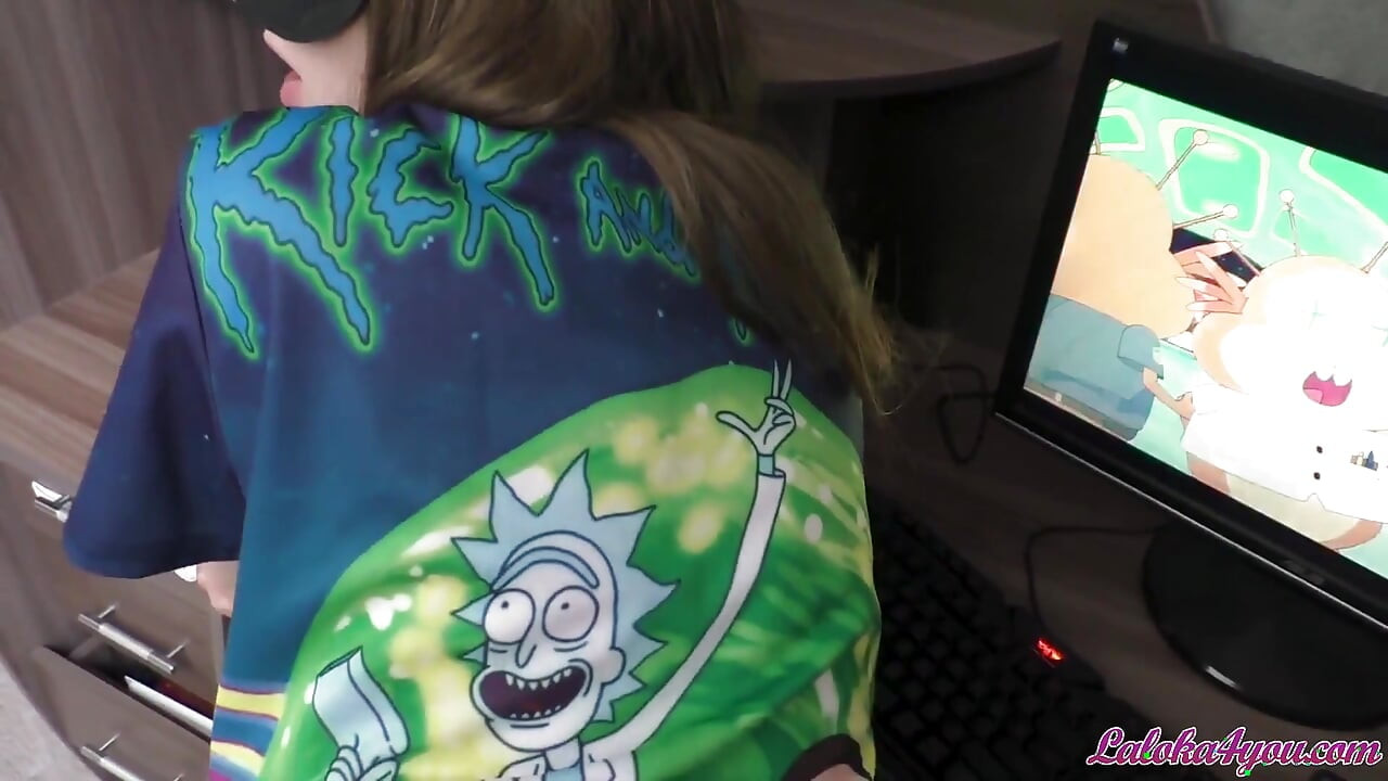 Kæresten distraheret fra Rick og Morty for den lidenskabelige knepperi