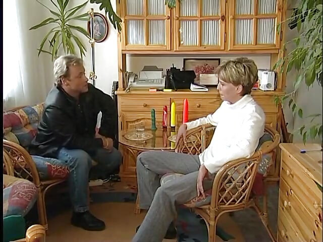 O pizdă blondă drăguță linsă înainte de a face o muie frumoasă