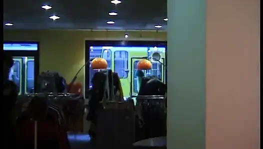 Zenci ateşli kız kıyafetlerini değiştiriyor