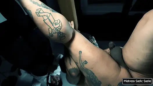 Das Ballbusting-video, auf das du gewartet hast!