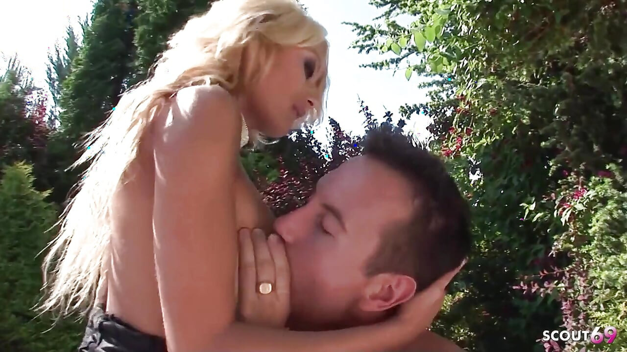 Sabrina Rose, MILF blonde à gros nichons, se fait sodomiser par un mec dans une villa lors de leur premier rendez-vous