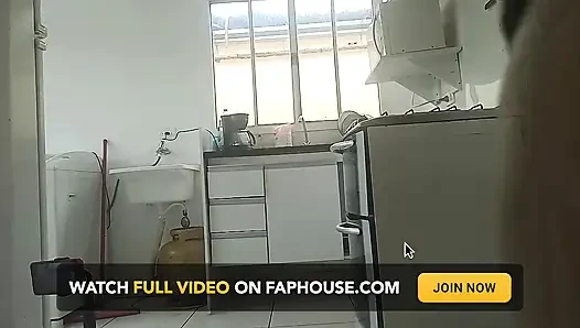 Kadın tüm erkek penisine salya sokuldu, onu iç çamaşırlarıyla işlenmiş seksi poposuna girmeye hazır bıraktı.