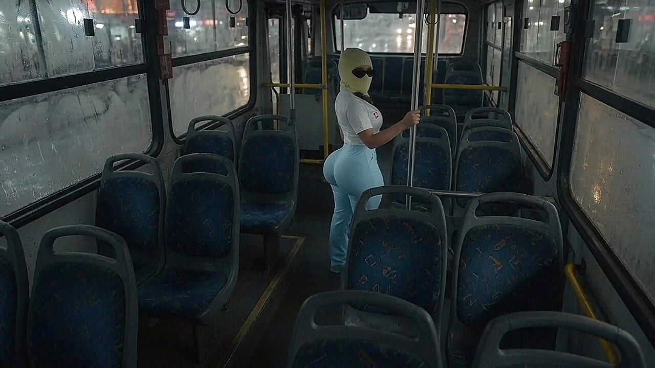 Minyon büyük götlü kız otobüste açık mavi taytla twerk yapıyor