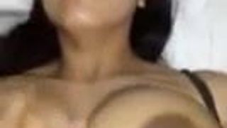 Latina mit großen Nippeln gequetscht und gefickt