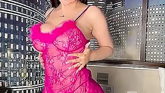 Latin genç kızın harika bir göğüsleri ve büyük bir götü var