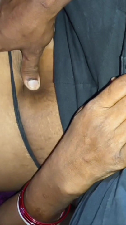 Indian Desi girlfriend chut faila ke pissing kar ke boyfriend ko dikhaya.bangali bhabhi devar se chudai karwa ke pesab kardi Hindi viral sex | Clip 1