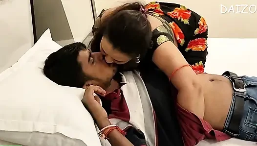 Desi Bhabi ko hotel mey bulakar Couda