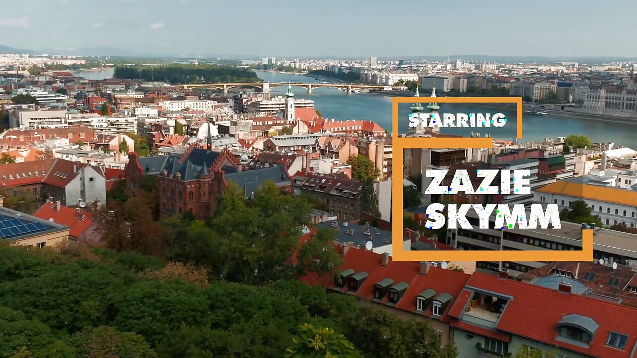 Verleidelijke tiener Zazie Skymm biedt haar strakke poesje aan - itspov