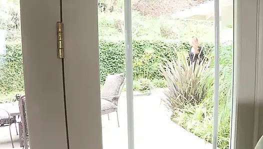 Когда горячая крошка врывается в ваш дом, вы убедитесь, что вы буквально трахаете ее!