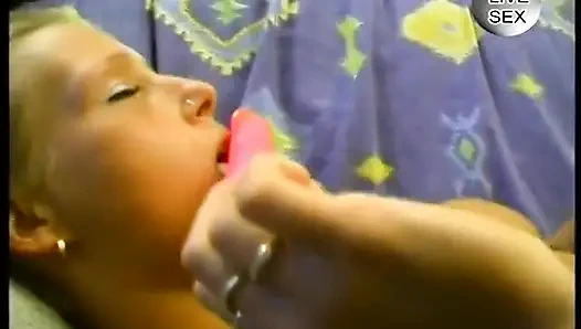 Грудастая блондиночка трахает дилдо ее щель в соло-видео