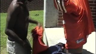 Seksowni czarni mężczyźni wbijają kutasa w tyłek