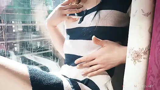 Lea sunshine kızıl saçlı kız pencerede